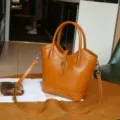 Detailansicht der retro pflanzlich gegerbten Rindsleder Eimer Tasche, elegante braune Textur. - Länge 29 Breite 20 Dicke 12 / Gelb