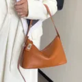 Braune Damen Umhängetasche aus echtem Rindsleder, elegante Achseltasche im Design. - 29*10*18cm / Karamellbraun