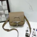 Elegant brown leather shoulder bag with stylish silver metal hardware and adjustable strap. - 18 x 3 x 12 cm / Elephant Gray