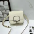 Witte leren crossbody tas met zilveren gesp elegante compacte schoudertas voor dames dagelijks - 18 x 3 x 12 cm / Melkwit
