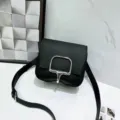 Zwarte lederen schoudertas met zilveren metalen hardware in elegant klassiek design. - 18 x 3 x 12 cm / Zwart