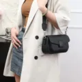 Schwarze Umhängetasche aus Leder für Damen, stylische kleine Schultertasche mit breitem Gurt. - Schwarz