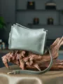 Bolso bandolera de piel auténtica curtido vegetal vintage estilo almohada en gris verdoso. - Gris Premium