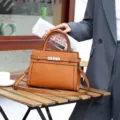 Sac a main marron pour femme en cuir veritable avec fermoir metallique et bandouliere - Couleur caramel
