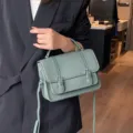 Bonito bolso de mano verde de cuero para mujeres, elegante bolso cruzado con hebillas. - 23*8*16CM / Verde Almendra