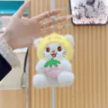 Simpatico portachiavi gatto in peluche morbido con design a fragola per borse. - Catena Standard 11cm / Stile Cappello Giallo