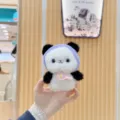 Nahaufnahme eines süßen Plüsch-Panda-Anhängers mit lilafarbenem Stirnband und Ei. - Reguläre Hängekette / Lila Hut