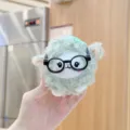 Niedlicher flauschiger grüner Schaf Plüsch Anhänger mit Brille, weicher Taschenanhänger. - Grün mit Brille