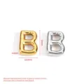 Dettaglio ciondolo lettera B a bolla in acciaio inossidabile con dimensioni e finitura. - Lettera a Bolla B / 13.4x19x4.8mm / Colore acciaio