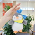 Simpatico portachiavi pinguino in peluche con fiocco blu e sciarpa gialla, morbido ciondolo borsa. - 12cm / Sciarpa gialla con fibbia dorata