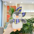 Simpatico pinguino di peluche con fiocco a quadri e sciarpa per distributori automatici - 12cm / Sciarpa blu e gialla con catena ordinaria