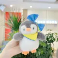 Simpatico peluche pinguino con fiocco blu e sciarpa gialla, morbido ciondolo bambola di stoffa. - 12cm / Catena pendente con sciarpa gialla