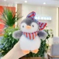 Delizioso ciondolo in peluche pinguino marina, morbida bambola con sciarpa a righe colorate. - 12cm / Catena pendente con sciarpa rossa e blu