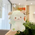 Gedetailleerd opname van een schattige mintgroene lam pluche knuffel hanger met klaver. - Hangende Ketting / Groen / 14cm