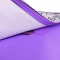 Dettaglio borsa a tracolla per bambini viola con tessuto, bordo viola e chiusura in velcro. - Colore dell'immagine