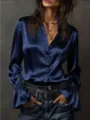 Primer plano de elegante blusa de satén azul oscuro con volantes - S / Tops / Azul marino
