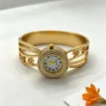 Detailopname van een gouden damesarmbandhorloge met strass-ring en uitgesneden motieven. - Klassieke Ronde Wijzerplaat Stijl (YF-26SZ00310)