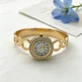 Detail van gouden dameshorloge met strass-bezel en opengewerkte cirkelvormige armband - Opengewerkte Ronde Ring Geometrische Stijl (YF-26SZ00311)