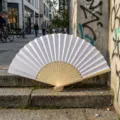 Abanico plegable blanco liso con varillas de bambú talladas para manualidades. - P款1号-镂空彩纸扇(白色)