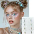 Holografischer Tränen-Gesichts-Strass auf Folie und auf Modellgesicht - Elfen-Augen-Make-up Stil