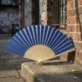 Abanico plegable azul oscuro con varillas de bambú para bodas - P款2号-镂空彩纸扇(宝蓝)