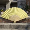 Abanico plegable de seda y bambú amarillo para bodas y manualidades creativas DIY - P款4号-镂空彩纸扇(淡黄)