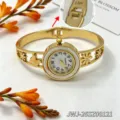 Detailansicht der goldfarbenen Titanstahl-Armreifenuhr mit hohlem Blumenmuster und Verschluss. - Exquisites Hohlmuster-Stil mit Schmetterling (JWJ-26SZ00121)