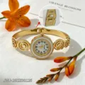 Detailansicht einer goldfarbenen Damen-Armreif-Uhr mit durchbrochenen Spiralmustern. - Einzigartiger Spiralmuster Stil (JWJ-26SZ00126)