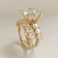 Gedetailleerde close-up van de prachtige geelgouden vier-klauw diamantring en pave band set. - Maat 6 / Gouden Ringen Set