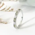 Vintage olijfgroene baguette zirkonia stapelring met milgrain rand zilver detail opname - Maat 6 / Zilver