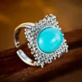 Eleganter Vintage Offener Ring mit ovalem Türkisstein und filigranem Metallrand. - Einstellbar Offen / Silber