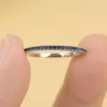 Detailansicht eines schmalen stapelbaren Rings mit funkelnden blauen Steinen und Metall. - Größe 6 / Silber Blau