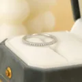 Nahaufnahme eines zarten, feinen Diamantrings in einer eleganten Samt-Schmuckschatulle. - Größe 6 / Silber Weiß