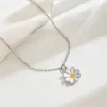 Silberfarbene Kette mit einem süßen weißen Emaille Gänseblümchen Anhänger, frisch und stylisch. - Silber