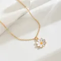 Exquisite Goldkette mit einem bezaubernden weißen Emaille Gänseblümchen Anhänger für Damen. - Gold