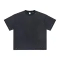 Λεπτομέρεια ξεβαμμένου vintage κοντομάνικου t-shirt με φθαρμένες λεπτομέρειες και γιακά. - M / Tops / Μαύρο