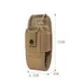 Vista detallada de la bolsa táctica para talkie-walkie con estructura molle y dimensiones. - Camel