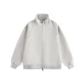 Detailansicht einer schlichten Stehkragen-Reißverschlussjacke mit Rippbündchen, clean. - S / Hellaprikose