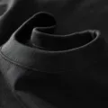 Détail de col de t-shirt noir en coton lourd haut de gamme, design à côtes serrées. - S / Noir