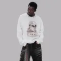 Detailaufnahme des stylischen weißen Langarmshirts mit coolem Astronauten-Grafikprint. - S / Weiß