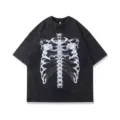 Detailaufnahme des vintage-waschung schwarzen T-Shirts mit auffälligem Rippen-Grafikdruck vorne. - S / Gewaschenes Schwarz
