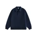Detailansicht des klassischen Reverskragens und der Knopfleiste am dunkelblauen Herren Sweatshirt. - S / Oberteile / Marineblau