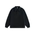 Nahaufnahme des schwarzen Revers-Sweatshirts mit Kragenstruktur und Rippstrickbündchen. - S / Oberteile / Schwarz
