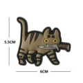 PVC katten patch close-up, grappig mes-houdend tabby kat ontwerp, tactische klittenband badge. - Modderkleur