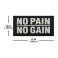 Vista detallada de parche táctico con dimensiones y texto motivacional bordado - No Pain No Gain (PVC) / Letra Blanca Luminosa