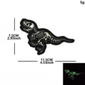 Φωσφορίζον τακτικό έμβλημα σκελετού T-Rex κεντητό στρατιωτικό σήμα ηθικού με γάντζο και θηλιά. - Skeletal Tyrannosaurus Rex (M00463-1) / Μαύρο Λευκό Φωτεινό