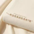 Tissu de t-shirt en coton lourd couleur abricot au lait avec détail de texte imprimé. - S / Abricot