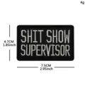 Parche táctico bordado con texto, diseño en blanco y negro, insignia duradera con cierre de gancho. - Shit Show Supervisor (Negro/Blanco)
