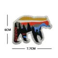 Vista de cerca detallada de un parche bordado de oso con diseño de paisaje, 6x7.7cm. - Paisaje de Oso Polar (GSMNP) / Rosa con Borde Blanco