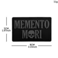 Taktischer Moral-Patch mit Memento Mori Text und Totenkopf, robustes PVC, 8x5cm schwarz. - Schwarzer Sockel Graue Schleife